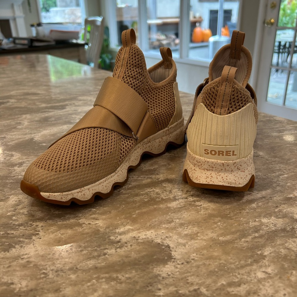 Women’s Sorel Kinetic Sneaks, Sz 8 in Natural Tan